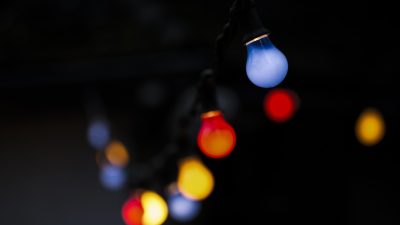 恐怖奶奶地下室区域截图，昏暗灯光下锈迹斑斑的储物架和铁笼，地面潮湿阴暗，营造强烈压迫感